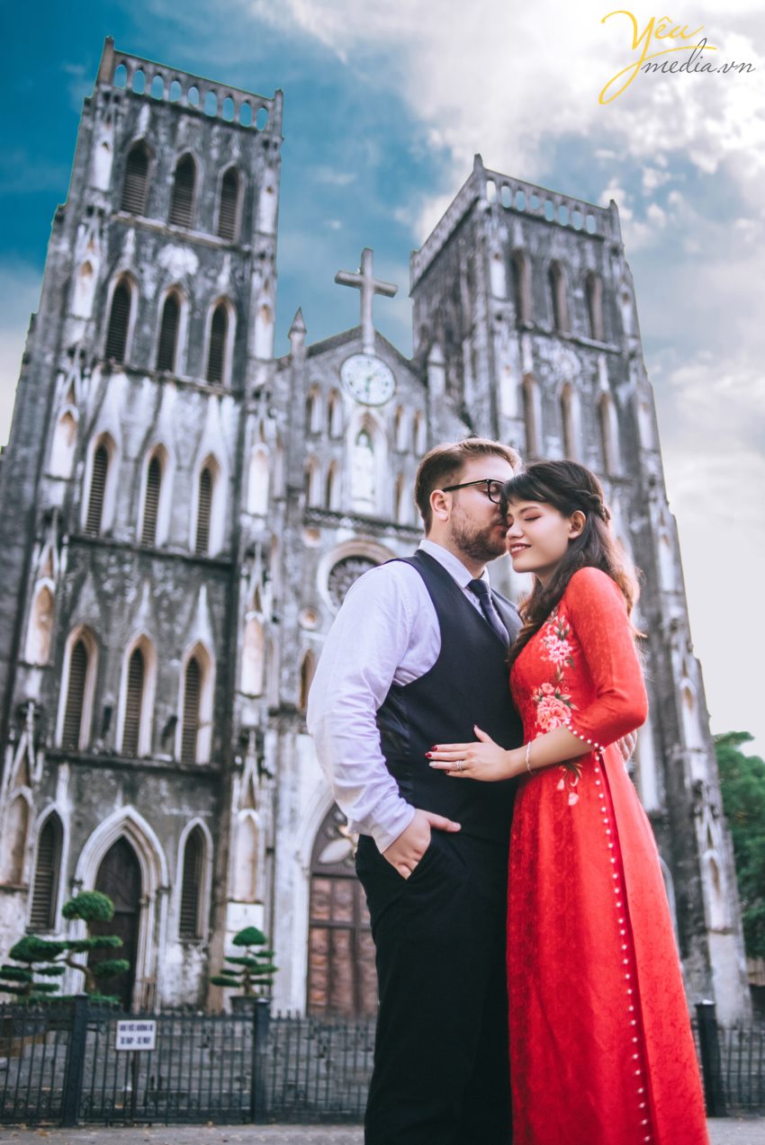Yêu Media xin giới thiệu 1 bộ ảnh vừa lãng mạn, vừa nhẹ nhàng trong sáng của cặp đôi cô dâu Việt - Ms Phương Hoa và chú rể người nước ngoài - Mr. Jean để các bạn có thể tham khảo nếu có bộ ảnh "chụp khắp thế gian" nhé! Với địa điểm là Hà Nội - Việt Nam, cặp đôi đã lựa chọn những khung hình hết sức đời thường giản dị như hồ Gươm, đường tàu Phùng Hưng, nhà thờ lớn,...