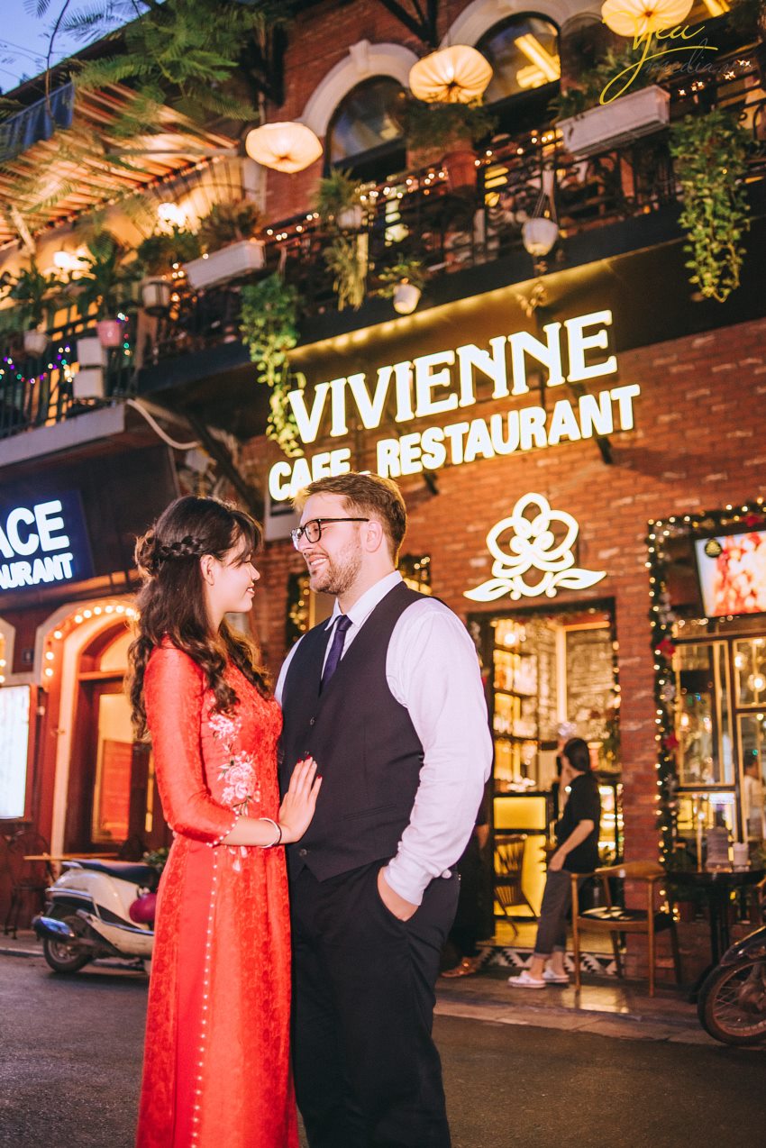 Yêu Media xin giới thiệu 1 bộ ảnh vừa lãng mạn, vừa nhẹ nhàng trong sáng của cặp đôi cô dâu Việt - Ms Phương Hoa và chú rể người nước ngoài - Mr. Jean để các bạn có thể tham khảo nếu có bộ ảnh "chụp khắp thế gian" nhé! Với địa điểm là Hà Nội - Việt Nam, cặp đôi đã lựa chọn những khung hình hết sức đời thường giản dị như hồ Gươm, đường tàu Phùng Hưng, nhà thờ lớn,...