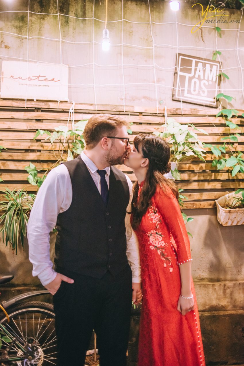 Yêu Media xin giới thiệu 1 bộ ảnh vừa lãng mạn, vừa nhẹ nhàng trong sáng của cặp đôi cô dâu Việt - Ms Phương Hoa và chú rể người nước ngoài - Mr. Jean để các bạn có thể tham khảo nếu có bộ ảnh "chụp khắp thế gian" nhé! Với địa điểm là Hà Nội - Việt Nam, cặp đôi đã lựa chọn những khung hình hết sức đời thường giản dị như hồ Gươm, đường tàu Phùng Hưng, nhà thờ lớn,...