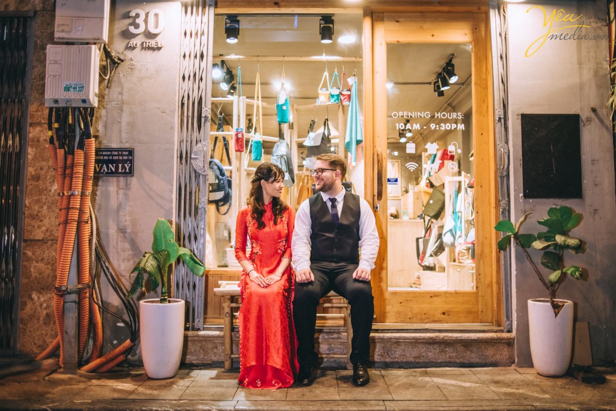 Yêu Media xin giới thiệu 1 bộ ảnh vừa lãng mạn, vừa nhẹ nhàng trong sáng của cặp đôi cô dâu Việt - Ms Phương Hoa và chú rể người nước ngoài - Mr. Jean để các bạn có thể tham khảo nếu có bộ ảnh "chụp khắp thế gian" nhé! Với địa điểm là Hà Nội - Việt Nam, cặp đôi đã lựa chọn những khung hình hết sức đời thường giản dị như hồ Gươm, đường tàu Phùng Hưng, nhà thờ lớn,...