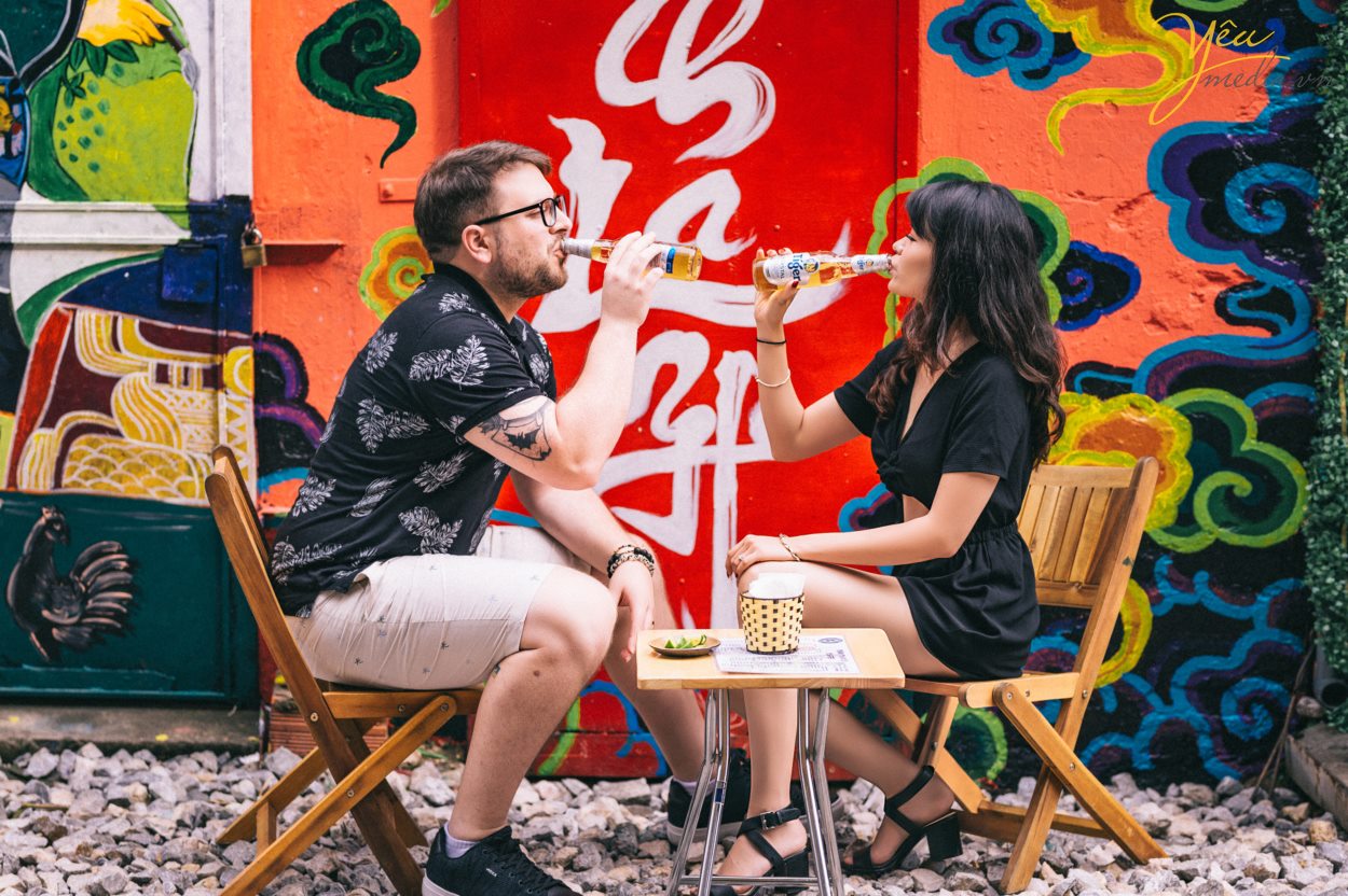 Yêu Media xin giới thiệu 1 bộ ảnh vừa lãng mạn, vừa nhẹ nhàng trong sáng của cặp đôi cô dâu Việt - Ms Phương Hoa và chú rể người nước ngoài - Mr. Jean để các bạn có thể tham khảo nếu có bộ ảnh "chụp khắp thế gian" nhé! Với địa điểm là Hà Nội - Việt Nam, cặp đôi đã lựa chọn những khung hình hết sức đời thường giản dị như hồ Gươm, đường tàu Phùng Hưng, nhà thờ lớn,...