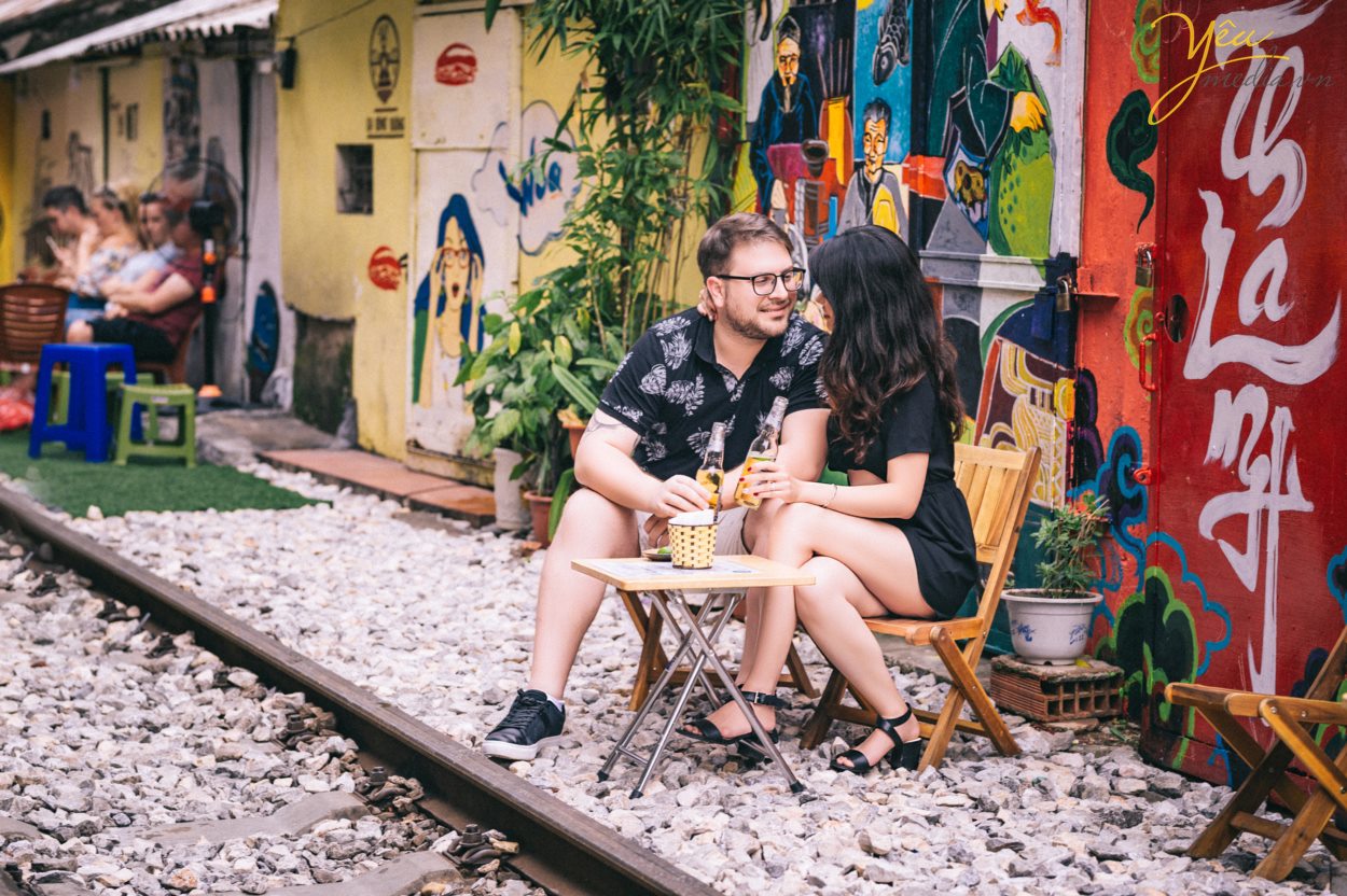 Yêu Media xin giới thiệu 1 bộ ảnh vừa lãng mạn, vừa nhẹ nhàng trong sáng của cặp đôi cô dâu Việt - Ms Phương Hoa và chú rể người nước ngoài - Mr. Jean để các bạn có thể tham khảo nếu có bộ ảnh "chụp khắp thế gian" nhé! Với địa điểm là Hà Nội - Việt Nam, cặp đôi đã lựa chọn những khung hình hết sức đời thường giản dị như hồ Gươm, đường tàu Phùng Hưng, nhà thờ lớn,...