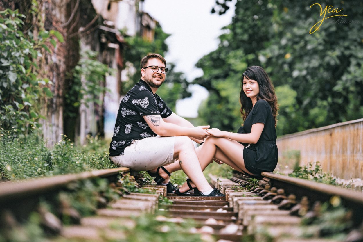Yêu Media xin giới thiệu 1 bộ ảnh vừa lãng mạn, vừa nhẹ nhàng trong sáng của cặp đôi cô dâu Việt - Ms Phương Hoa và chú rể người nước ngoài - Mr. Jean để các bạn có thể tham khảo nếu có bộ ảnh "chụp khắp thế gian" nhé! Với địa điểm là Hà Nội - Việt Nam, cặp đôi đã lựa chọn những khung hình hết sức đời thường giản dị như hồ Gươm, đường tàu Phùng Hưng, nhà thờ lớn,...