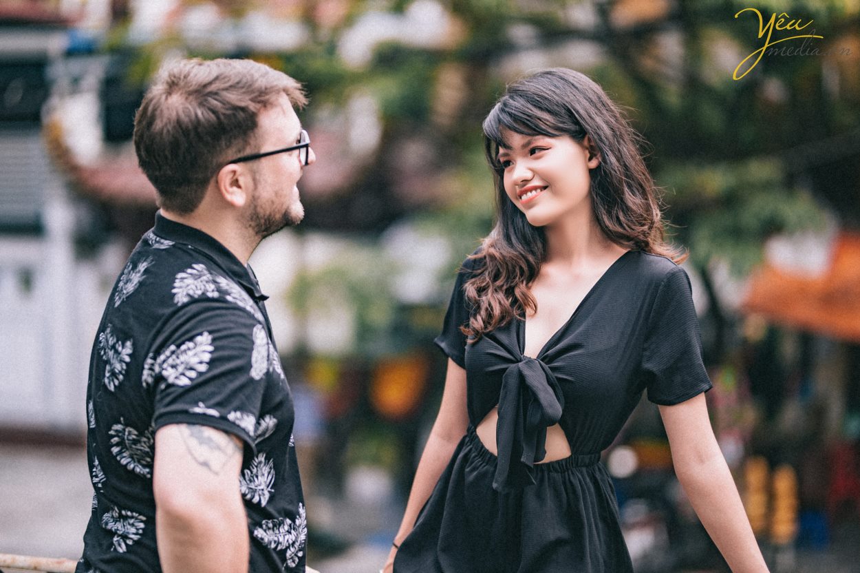 Yêu Media xin giới thiệu 1 bộ ảnh vừa lãng mạn, vừa nhẹ nhàng trong sáng của cặp đôi cô dâu Việt - Ms Phương Hoa và chú rể người nước ngoài - Mr. Jean để các bạn có thể tham khảo nếu có bộ ảnh "chụp khắp thế gian" nhé! Với địa điểm là Hà Nội - Việt Nam, cặp đôi đã lựa chọn những khung hình hết sức đời thường giản dị như hồ Gươm, đường tàu Phùng Hưng, nhà thờ lớn,...