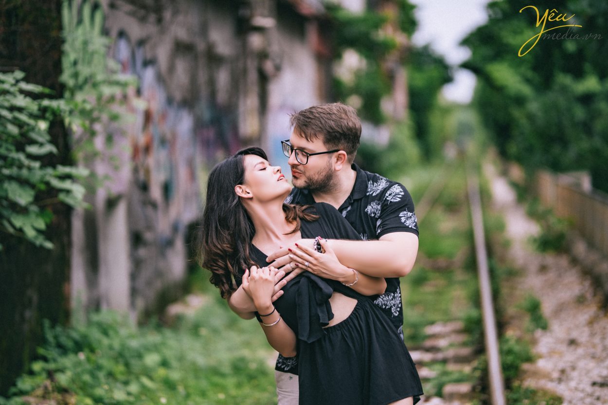 Yêu Media xin giới thiệu 1 bộ ảnh vừa lãng mạn, vừa nhẹ nhàng trong sáng của cặp đôi cô dâu Việt - Ms Phương Hoa và chú rể người nước ngoài - Mr. Jean để các bạn có thể tham khảo nếu có bộ ảnh "chụp khắp thế gian" nhé! Với địa điểm là Hà Nội - Việt Nam, cặp đôi đã lựa chọn những khung hình hết sức đời thường giản dị như hồ Gươm, đường tàu Phùng Hưng, nhà thờ lớn,...