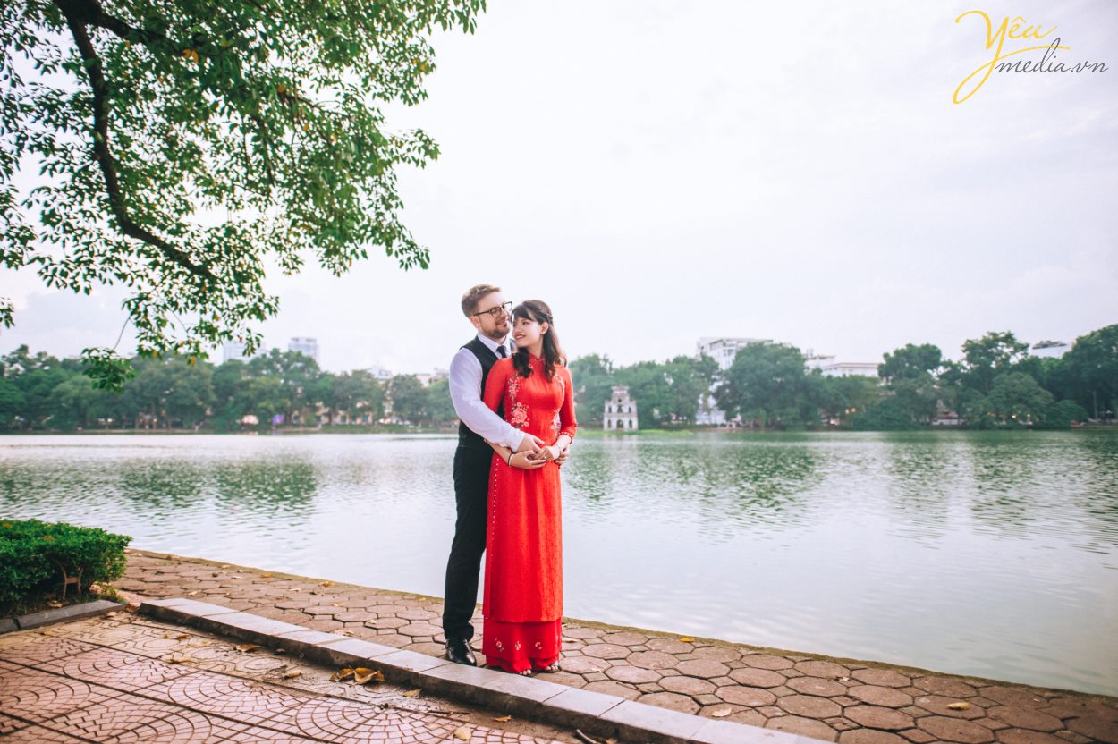 Yêu Media xin giới thiệu 1 bộ ảnh vừa lãng mạn, vừa nhẹ nhàng trong sáng của cặp đôi cô dâu Việt - Ms Phương Hoa và chú rể người nước ngoài - Mr. Jean để các bạn có thể tham khảo nếu có bộ ảnh "chụp khắp thế gian" nhé! Với địa điểm là Hà Nội - Việt Nam, cặp đôi đã lựa chọn những khung hình hết sức đời thường giản dị như hồ Gươm, đường tàu Phùng Hưng, nhà thờ lớn,...