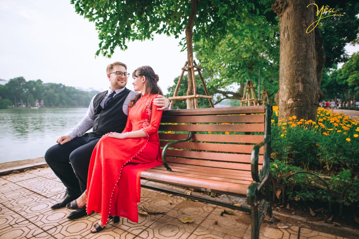 Yêu Media xin giới thiệu 1 bộ ảnh vừa lãng mạn, vừa nhẹ nhàng trong sáng của cặp đôi cô dâu Việt - Ms Phương Hoa và chú rể người nước ngoài - Mr. Jean để các bạn có thể tham khảo nếu có bộ ảnh "chụp khắp thế gian" nhé! Với địa điểm là Hà Nội - Việt Nam, cặp đôi đã lựa chọn những khung hình hết sức đời thường giản dị như hồ Gươm, đường tàu Phùng Hưng, nhà thờ lớn,...