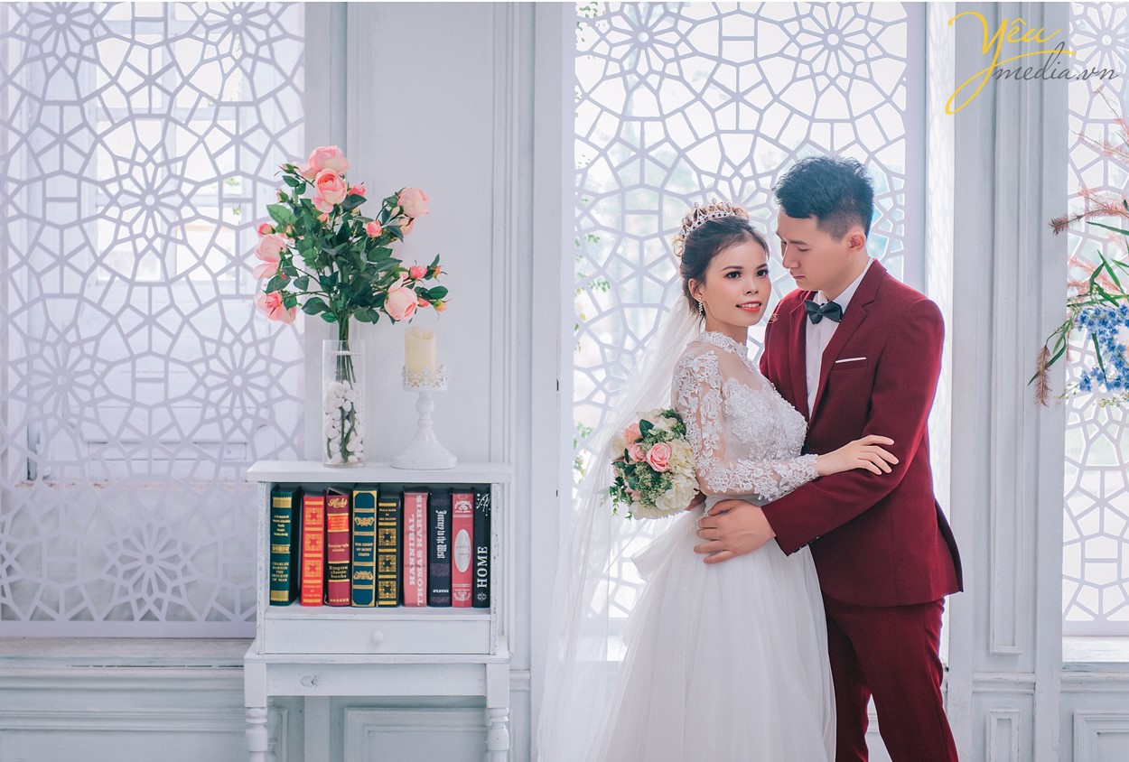 chụp ảnh cưới phông nền trắng trong lâu đài đẹp