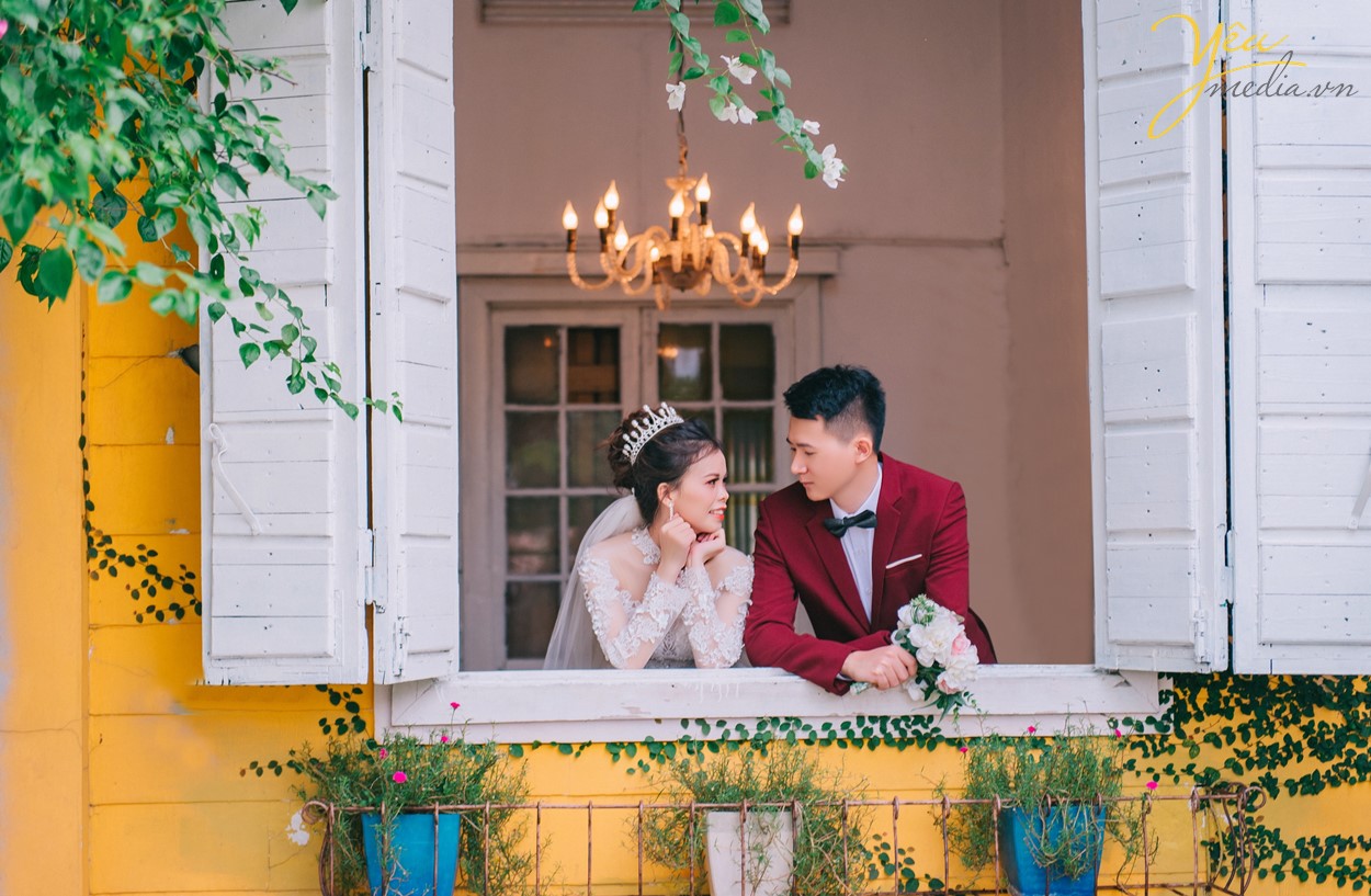 chụp ảnh cưới cặp đôi trong phong cảnh lâu đài cổ