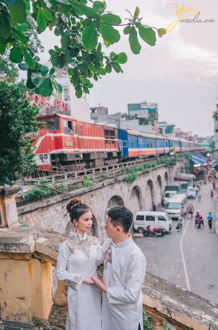 chụp ảnh cưới ở ga long biên với áo dài cổ điển