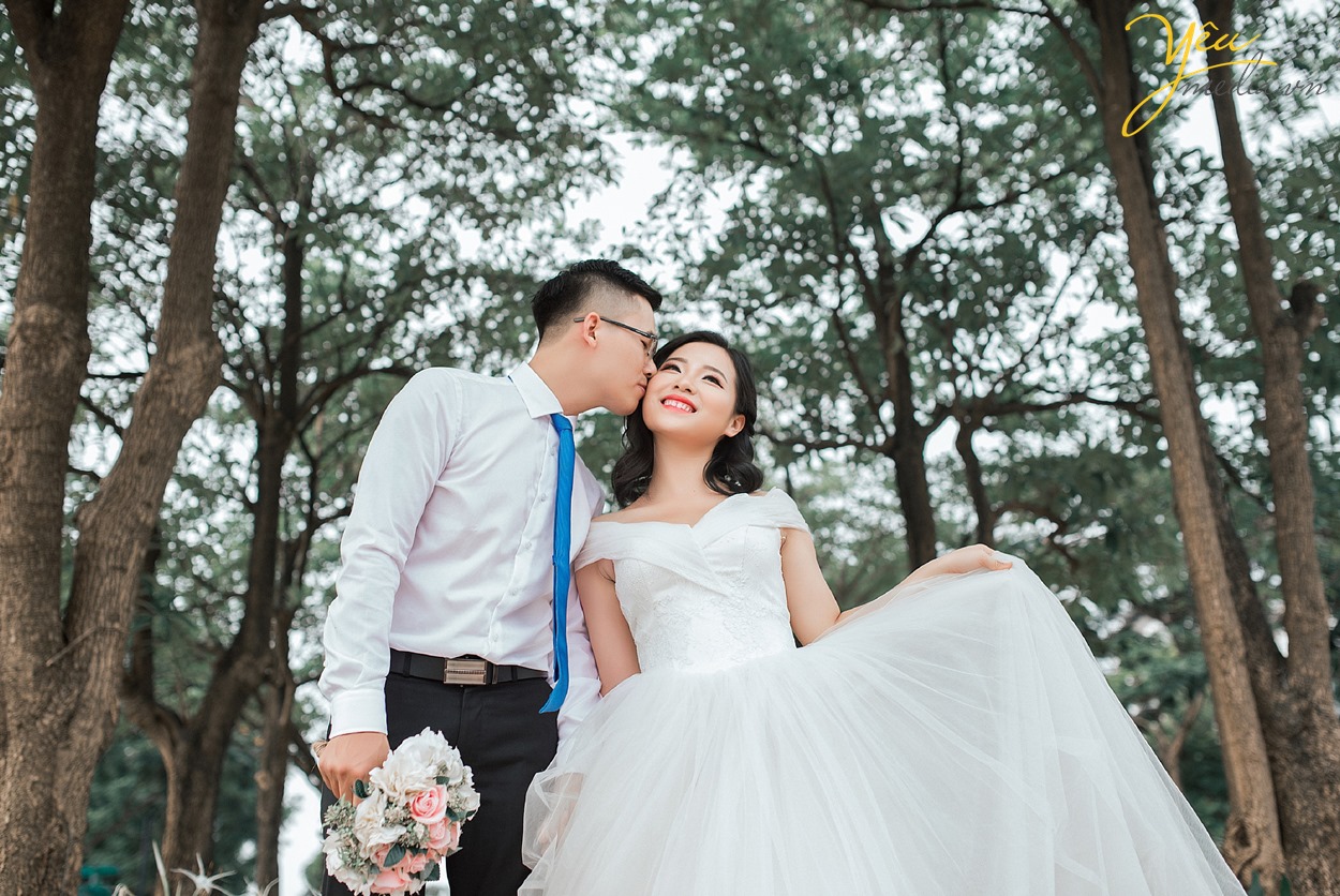 chú rể thơm má cô dâu trong rừng cây bạt ngàn