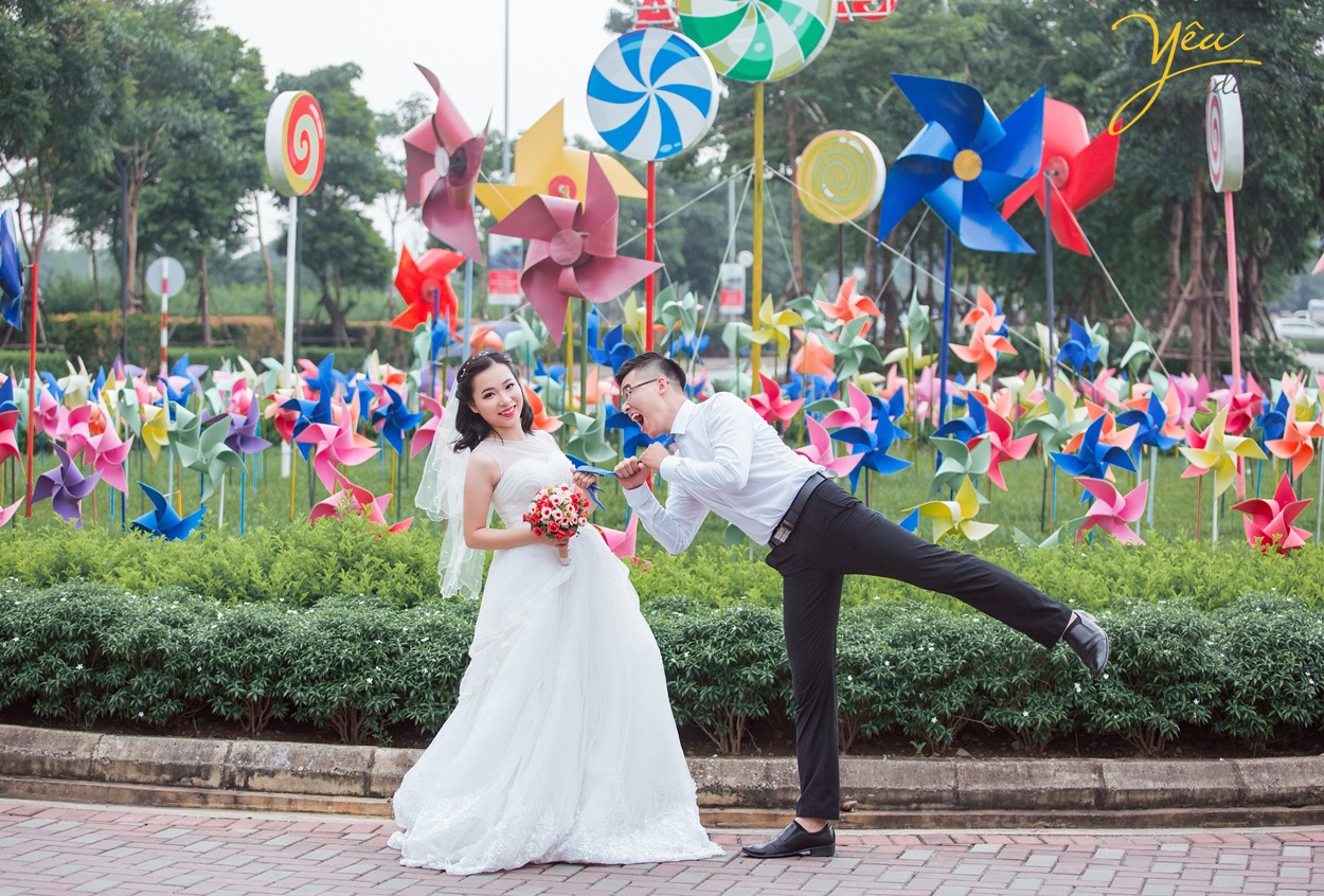 cô dâu chú rể đùa nhau trong khu vườn chong chóng