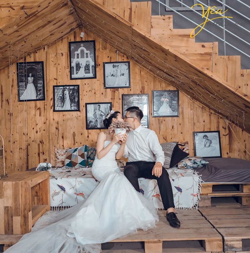 chụp ảnh cưới trong căn nhà gỗ lãng mạn nguyên sơ