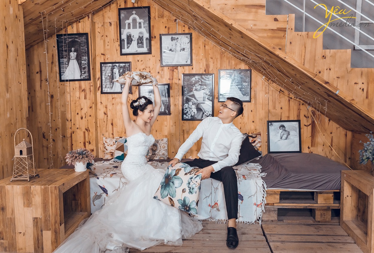 cô dâu chú rể đùa nghịch với gối