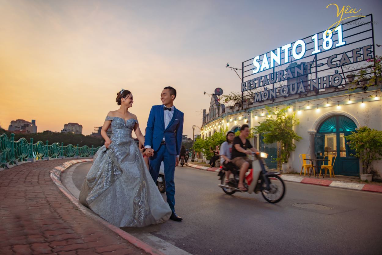 Ngoài mục đích "chính thống" là một quán cafe, nơi đây còn đón rất nhiều cặp đôi - ví dụ như chú rể Hưng - cô dâu Thanh của ảnh viện Yêu Media - đến nơi này chụp ảnh cưới vì không gian và quang cảnh lãng mạn.   Chúng tôi hân hạnh phục vụ khách hàng chụp hình theo series combo tại phim trường và khung cảnh ngoại cảnh là quán cafe tuyệt đẹp ven hồ Tây này.