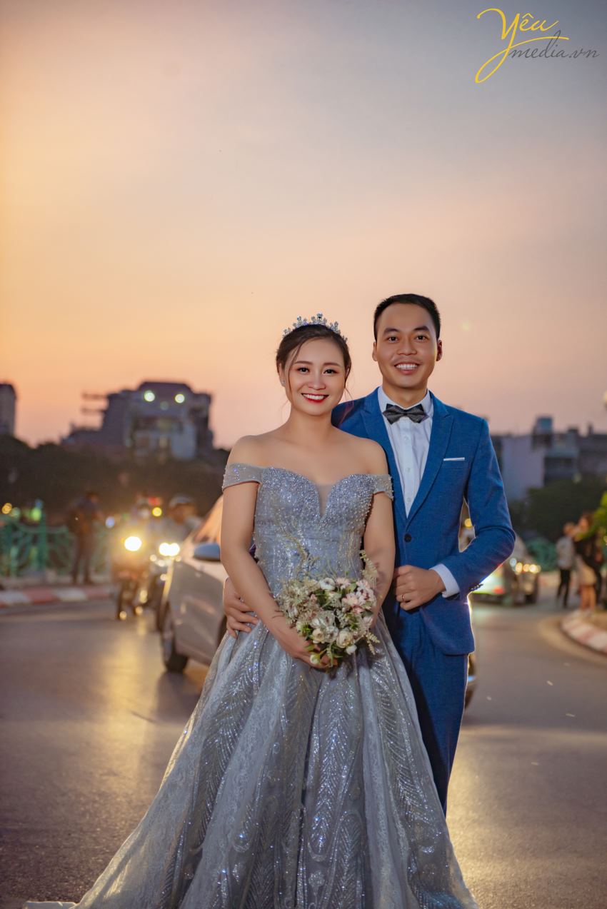 Ngoài mục đích "chính thống" là một quán cafe, nơi đây còn đón rất nhiều cặp đôi - ví dụ như chú rể Hưng - cô dâu Thanh của ảnh viện Yêu Media - đến nơi này chụp ảnh cưới vì không gian và quang cảnh lãng mạn.   Chúng tôi hân hạnh phục vụ khách hàng chụp hình theo series combo tại phim trường và khung cảnh ngoại cảnh là quán cafe tuyệt đẹp ven hồ Tây này.