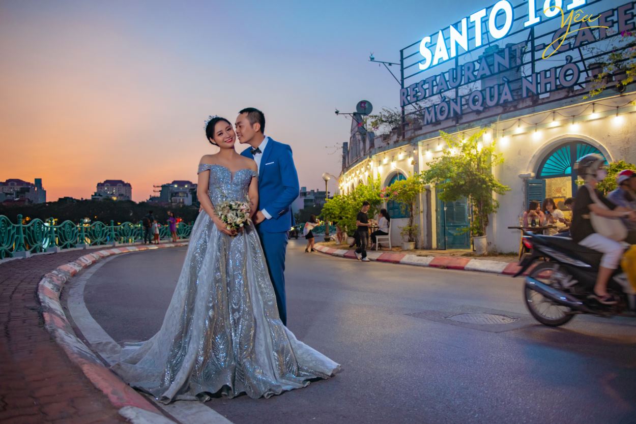 Ngoài mục đích "chính thống" là một quán cafe, nơi đây còn đón rất nhiều cặp đôi - ví dụ như chú rể Hưng - cô dâu Thanh của ảnh viện Yêu Media - đến nơi này chụp ảnh cưới vì không gian và quang cảnh lãng mạn.   Chúng tôi hân hạnh phục vụ khách hàng chụp hình theo series combo tại phim trường và khung cảnh ngoại cảnh là quán cafe tuyệt đẹp ven hồ Tây này.