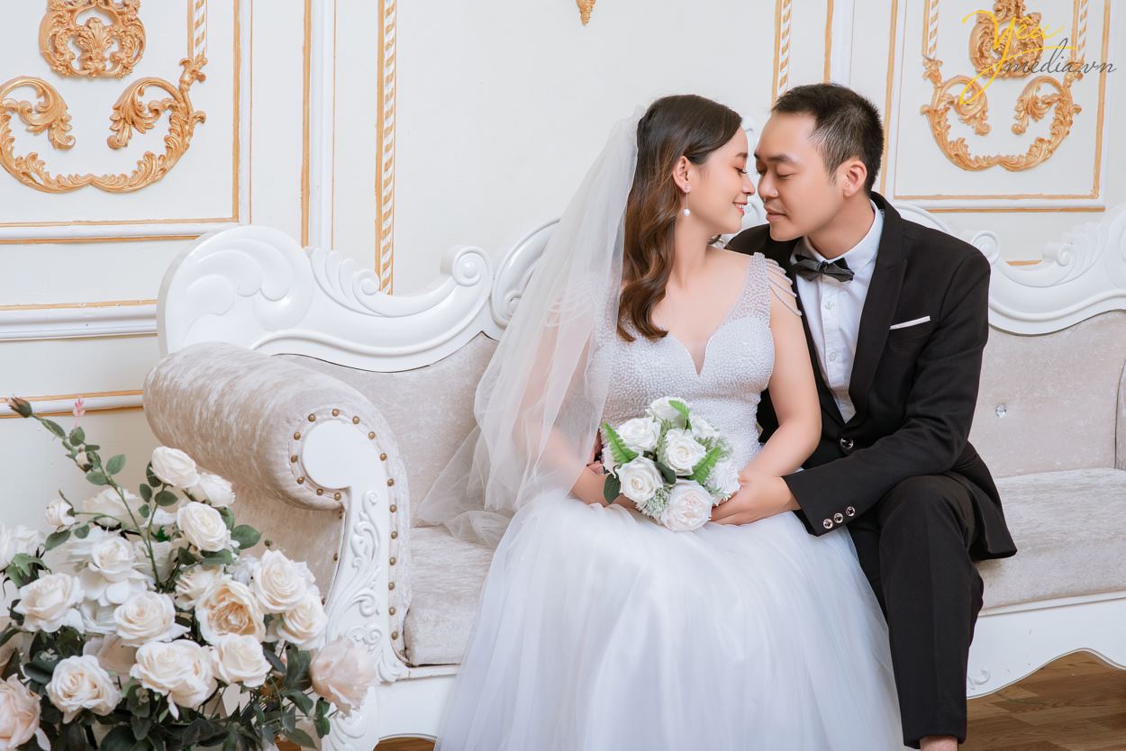 Ngoài mục đích "chính thống" là một quán cafe, nơi đây còn đón rất nhiều cặp đôi - ví dụ như chú rể Hưng - cô dâu Thanh của ảnh viện Yêu Media - đến nơi này chụp ảnh cưới vì không gian và quang cảnh lãng mạn.   Chúng tôi hân hạnh phục vụ khách hàng chụp hình theo series combo tại phim trường và khung cảnh ngoại cảnh là quán cafe tuyệt đẹp ven hồ Tây này.