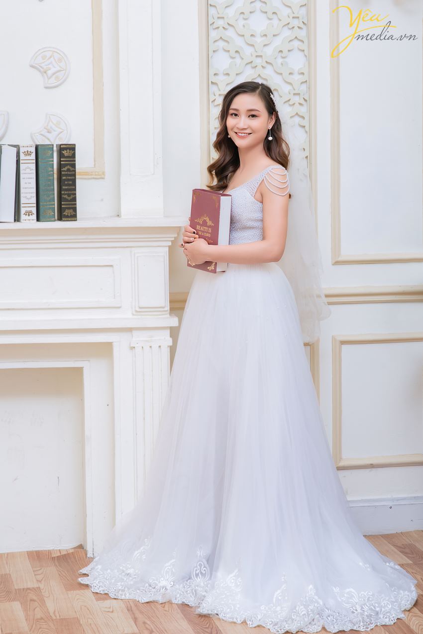 Ngoài mục đích "chính thống" là một quán cafe, nơi đây còn đón rất nhiều cặp đôi - ví dụ như chú rể Hưng - cô dâu Thanh của ảnh viện Yêu Media - đến nơi này chụp ảnh cưới vì không gian và quang cảnh lãng mạn.   Chúng tôi hân hạnh phục vụ khách hàng chụp hình theo series combo tại phim trường và khung cảnh ngoại cảnh là quán cafe tuyệt đẹp ven hồ Tây này.