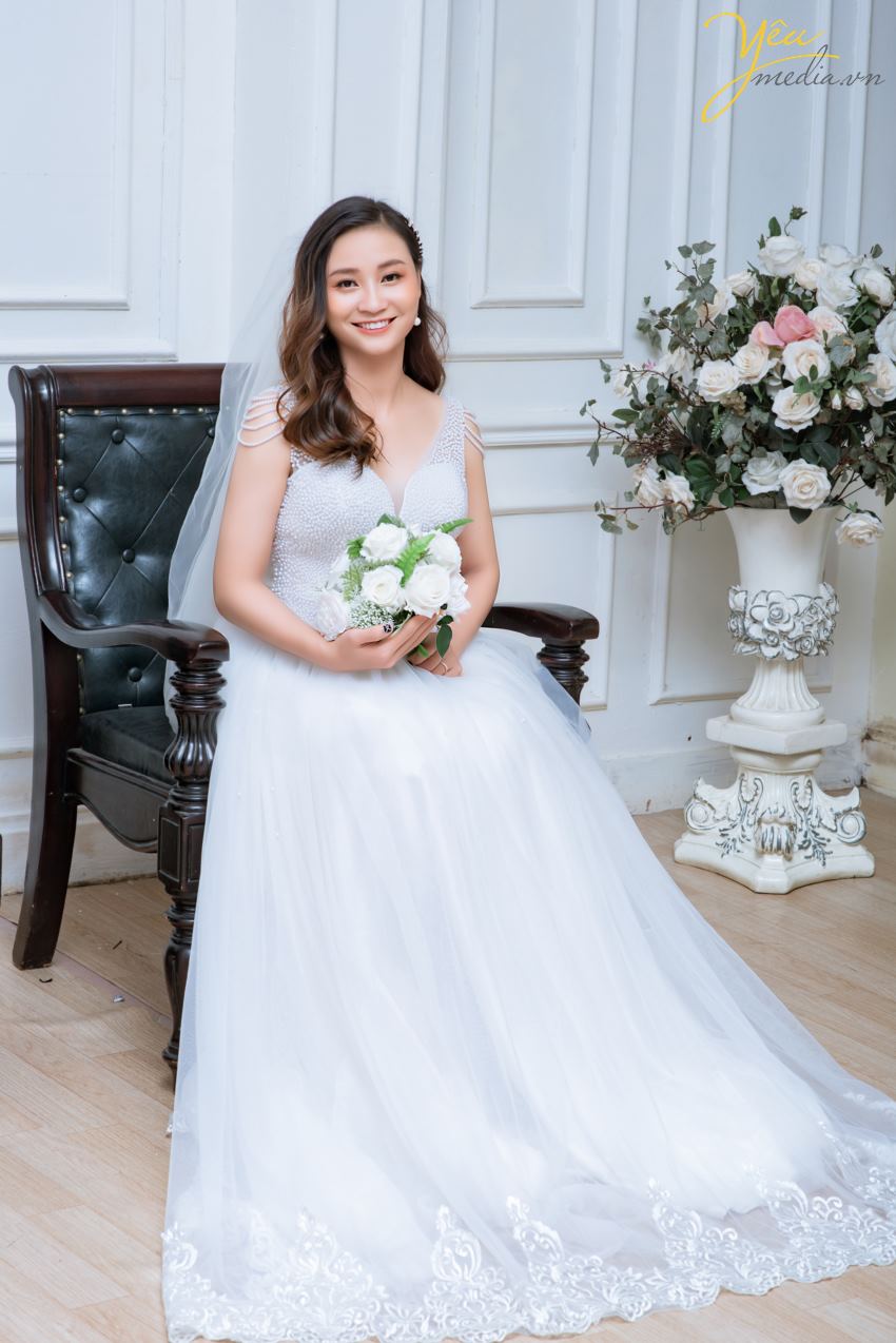 Ngoài mục đích "chính thống" là một quán cafe, nơi đây còn đón rất nhiều cặp đôi - ví dụ như chú rể Hưng - cô dâu Thanh của ảnh viện Yêu Media - đến nơi này chụp ảnh cưới vì không gian và quang cảnh lãng mạn.   Chúng tôi hân hạnh phục vụ khách hàng chụp hình theo series combo tại phim trường và khung cảnh ngoại cảnh là quán cafe tuyệt đẹp ven hồ Tây này.