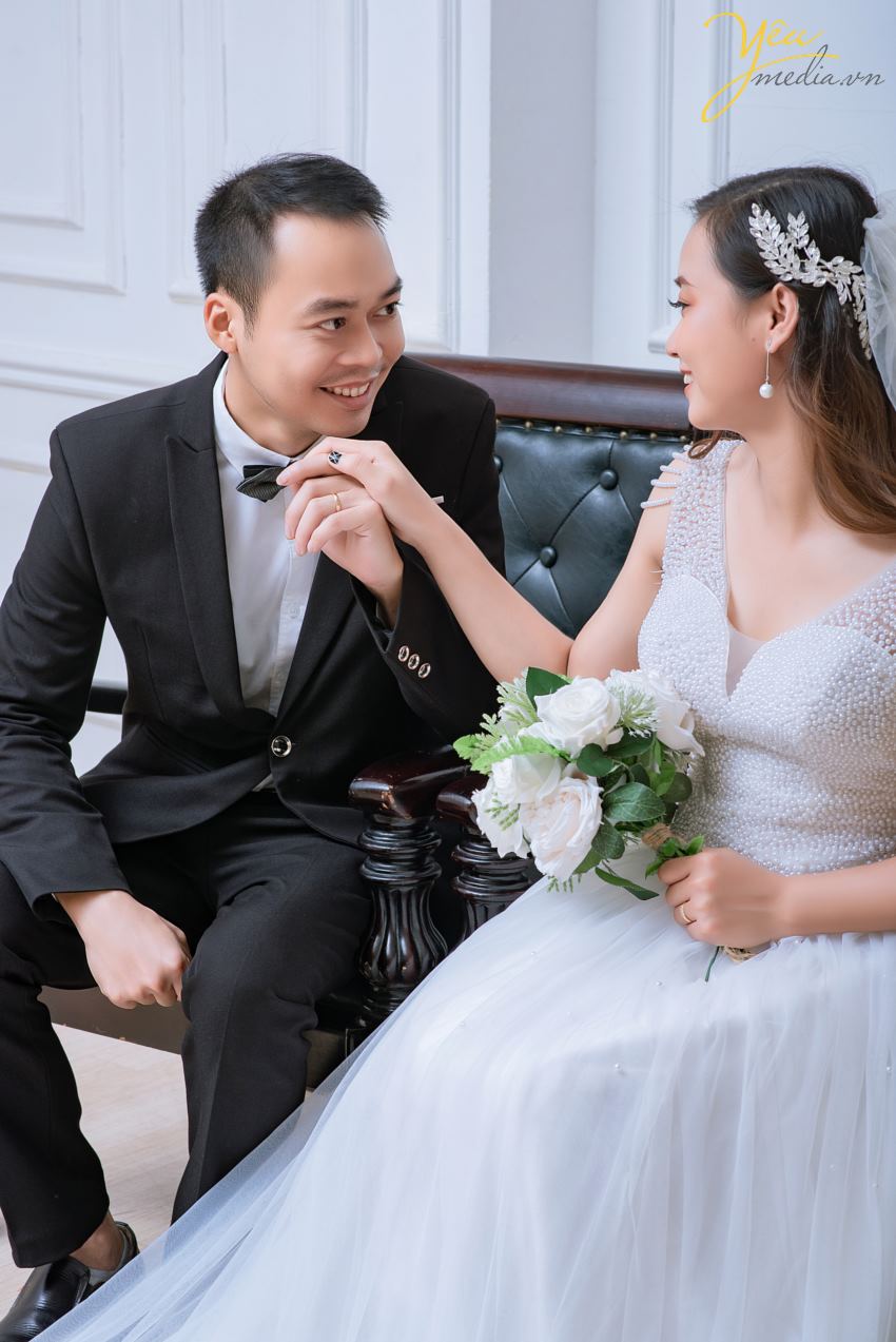 Ngoài mục đích "chính thống" là một quán cafe, nơi đây còn đón rất nhiều cặp đôi - ví dụ như chú rể Hưng - cô dâu Thanh của ảnh viện Yêu Media - đến nơi này chụp ảnh cưới vì không gian và quang cảnh lãng mạn.   Chúng tôi hân hạnh phục vụ khách hàng chụp hình theo series combo tại phim trường và khung cảnh ngoại cảnh là quán cafe tuyệt đẹp ven hồ Tây này.