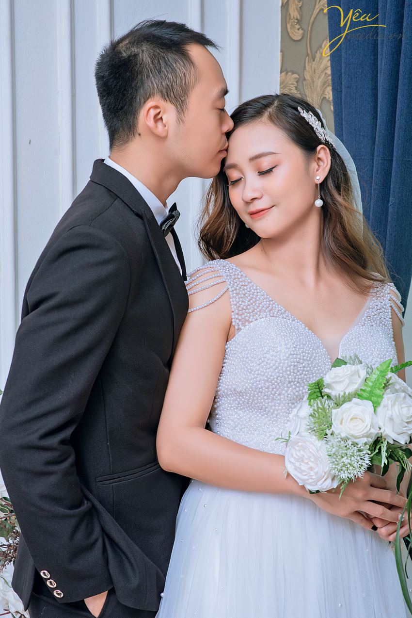 Ngoài mục đích "chính thống" là một quán cafe, nơi đây còn đón rất nhiều cặp đôi - ví dụ như chú rể Hưng - cô dâu Thanh của ảnh viện Yêu Media - đến nơi này chụp ảnh cưới vì không gian và quang cảnh lãng mạn.   Chúng tôi hân hạnh phục vụ khách hàng chụp hình theo series combo tại phim trường và khung cảnh ngoại cảnh là quán cafe tuyệt đẹp ven hồ Tây này.