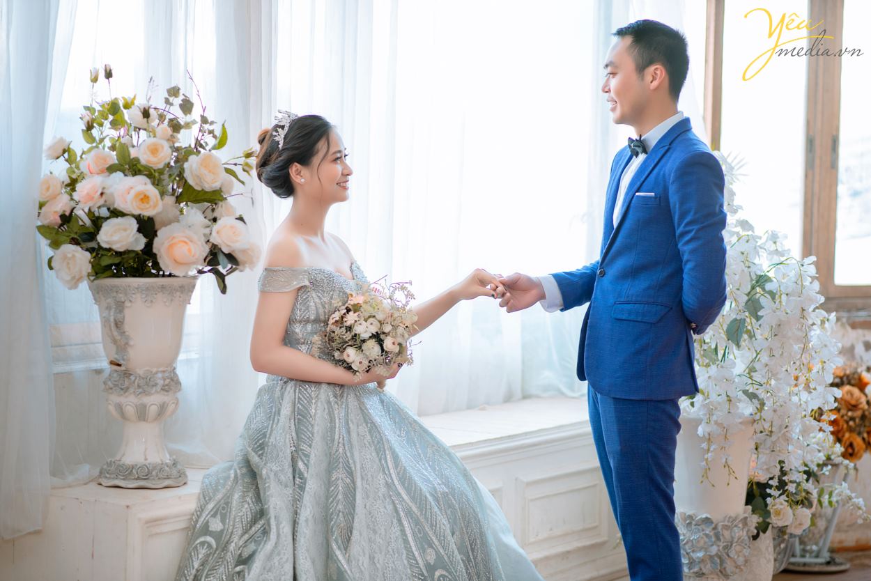 Ngoài mục đích "chính thống" là một quán cafe, nơi đây còn đón rất nhiều cặp đôi - ví dụ như chú rể Hưng - cô dâu Thanh của ảnh viện Yêu Media - đến nơi này chụp ảnh cưới vì không gian và quang cảnh lãng mạn.   Chúng tôi hân hạnh phục vụ khách hàng chụp hình theo series combo tại phim trường và khung cảnh ngoại cảnh là quán cafe tuyệt đẹp ven hồ Tây này.