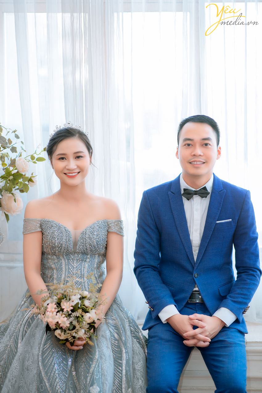 Ngoài mục đích "chính thống" là một quán cafe, nơi đây còn đón rất nhiều cặp đôi - ví dụ như chú rể Hưng - cô dâu Thanh của ảnh viện Yêu Media - đến nơi này chụp ảnh cưới vì không gian và quang cảnh lãng mạn.   Chúng tôi hân hạnh phục vụ khách hàng chụp hình theo series combo tại phim trường và khung cảnh ngoại cảnh là quán cafe tuyệt đẹp ven hồ Tây này.