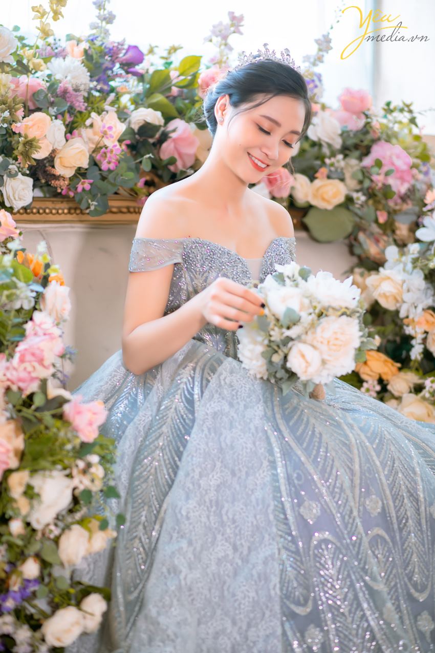 Ngoài mục đích "chính thống" là một quán cafe, nơi đây còn đón rất nhiều cặp đôi - ví dụ như chú rể Hưng - cô dâu Thanh của ảnh viện Yêu Media - đến nơi này chụp ảnh cưới vì không gian và quang cảnh lãng mạn.   Chúng tôi hân hạnh phục vụ khách hàng chụp hình theo series combo tại phim trường và khung cảnh ngoại cảnh là quán cafe tuyệt đẹp ven hồ Tây này.