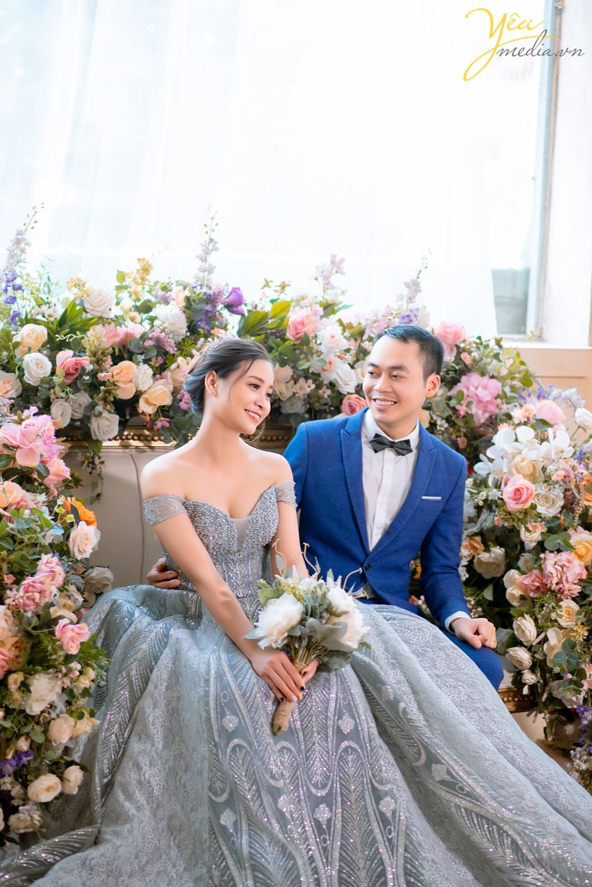 Ngoài mục đích "chính thống" là một quán cafe, nơi đây còn đón rất nhiều cặp đôi - ví dụ như chú rể Hưng - cô dâu Thanh của ảnh viện Yêu Media - đến nơi này chụp ảnh cưới vì không gian và quang cảnh lãng mạn.   Chúng tôi hân hạnh phục vụ khách hàng chụp hình theo series combo tại phim trường và khung cảnh ngoại cảnh là quán cafe tuyệt đẹp ven hồ Tây này.