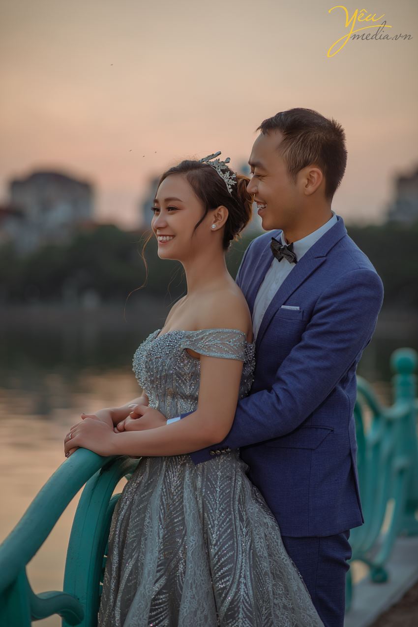 Ngoài mục đích "chính thống" là một quán cafe, nơi đây còn đón rất nhiều cặp đôi - ví dụ như chú rể Hưng - cô dâu Thanh của ảnh viện Yêu Media - đến nơi này chụp ảnh cưới vì không gian và quang cảnh lãng mạn.   Chúng tôi hân hạnh phục vụ khách hàng chụp hình theo series combo tại phim trường và khung cảnh ngoại cảnh là quán cafe tuyệt đẹp ven hồ Tây này.