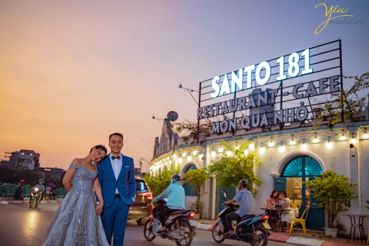 Ngoài mục đích "chính thống" là một quán cafe, nơi đây còn đón rất nhiều cặp đôi - ví dụ như chú rể Hưng - cô dâu Thanh của ảnh viện Yêu Media - đến nơi này chụp ảnh cưới vì không gian và quang cảnh lãng mạn.   Chúng tôi hân hạnh phục vụ khách hàng chụp hình theo series combo tại phim trường và khung cảnh ngoại cảnh là quán cafe tuyệt đẹp ven hồ Tây này.