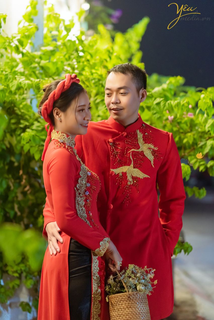 Ngoài mục đích "chính thống" là một quán cafe, nơi đây còn đón rất nhiều cặp đôi - ví dụ như chú rể Hưng - cô dâu Thanh của ảnh viện Yêu Media - đến nơi này chụp ảnh cưới vì không gian và quang cảnh lãng mạn.   Chúng tôi hân hạnh phục vụ khách hàng chụp hình theo series combo tại phim trường và khung cảnh ngoại cảnh là quán cafe tuyệt đẹp ven hồ Tây này.