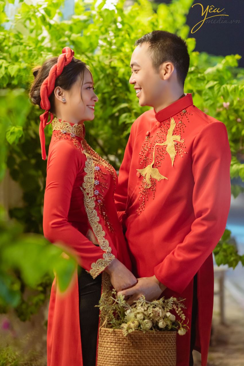 Ngoài mục đích "chính thống" là một quán cafe, nơi đây còn đón rất nhiều cặp đôi - ví dụ như chú rể Hưng - cô dâu Thanh của ảnh viện Yêu Media - đến nơi này chụp ảnh cưới vì không gian và quang cảnh lãng mạn.   Chúng tôi hân hạnh phục vụ khách hàng chụp hình theo series combo tại phim trường và khung cảnh ngoại cảnh là quán cafe tuyệt đẹp ven hồ Tây này.