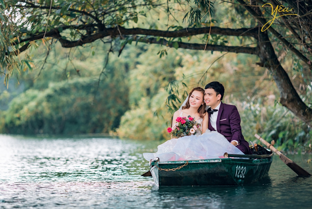 chụp ảnh cưới trên thuyền ở trên sông