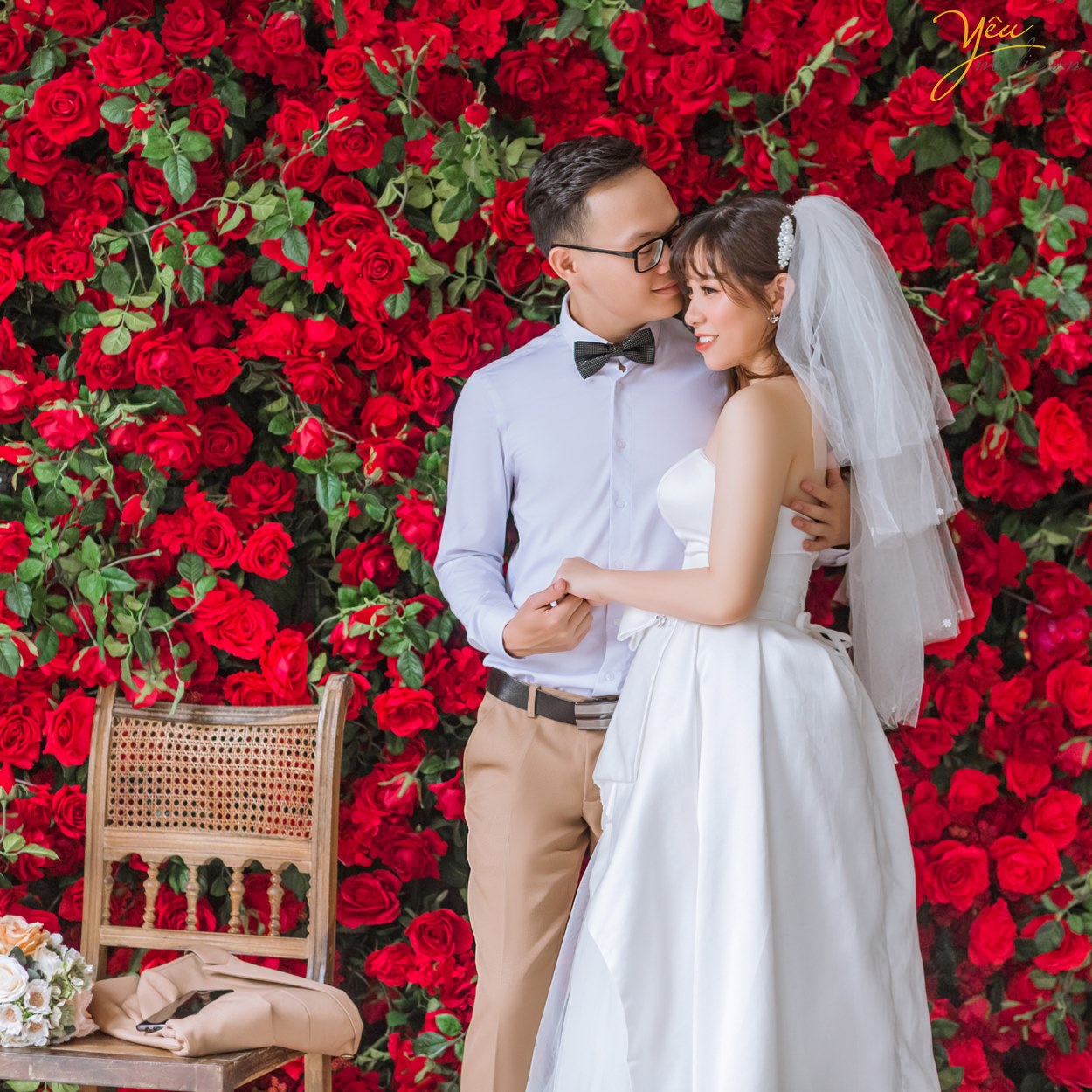 Mùa hè là thời gian nhiều đôi uyên ương chọn để chụp ảnh cưới. Trong thời tiết nắng gió, có thể thực hiện nhiều hoạt động ngoài trời, cô dâu chú rể sẽ có nhiều cách sáng tạo khi "pose" hình.