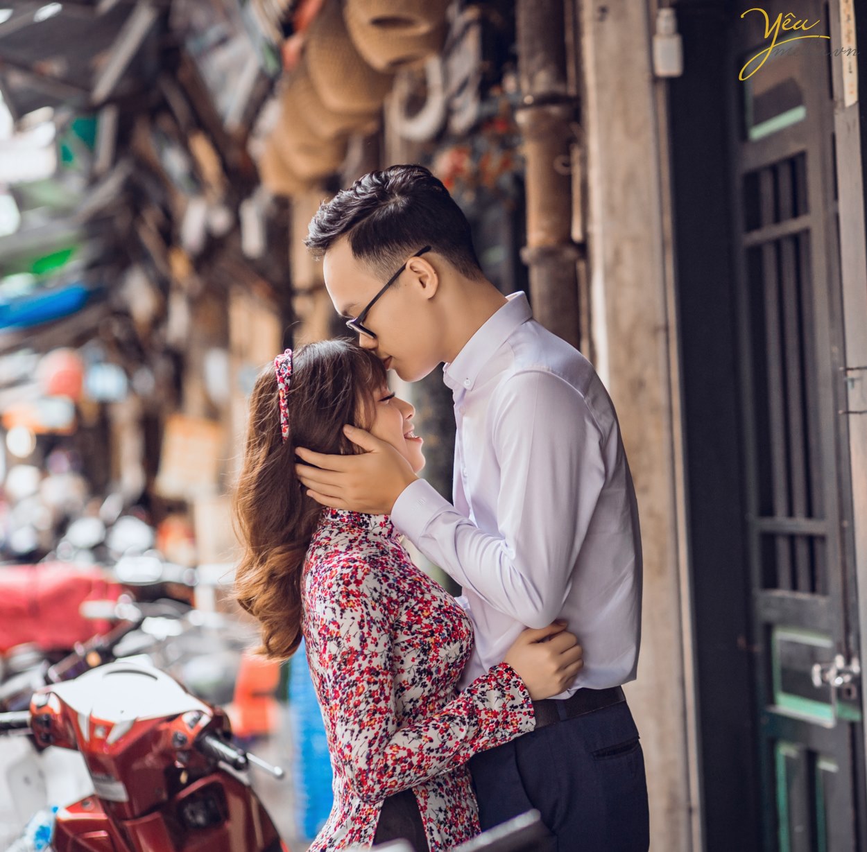 Mùa hè là thời gian nhiều đôi uyên ương chọn để chụp ảnh cưới. Trong thời tiết nắng gió, có thể thực hiện nhiều hoạt động ngoài trời, cô dâu chú rể sẽ có nhiều cách sáng tạo khi "pose" hình.