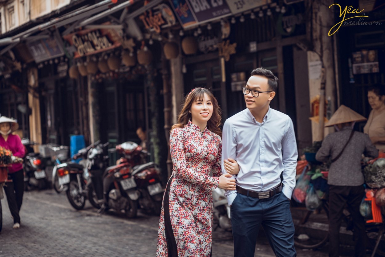 Mùa hè là thời gian nhiều đôi uyên ương chọn để chụp ảnh cưới. Trong thời tiết nắng gió, có thể thực hiện nhiều hoạt động ngoài trời, cô dâu chú rể sẽ có nhiều cách sáng tạo khi "pose" hình.