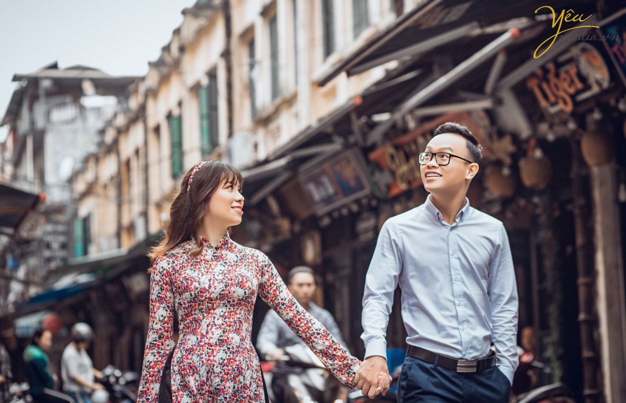 Mùa hè là thời gian nhiều đôi uyên ương chọn để chụp ảnh cưới. Trong thời tiết nắng gió, có thể thực hiện nhiều hoạt động ngoài trời, cô dâu chú rể sẽ có nhiều cách sáng tạo khi "pose" hình.