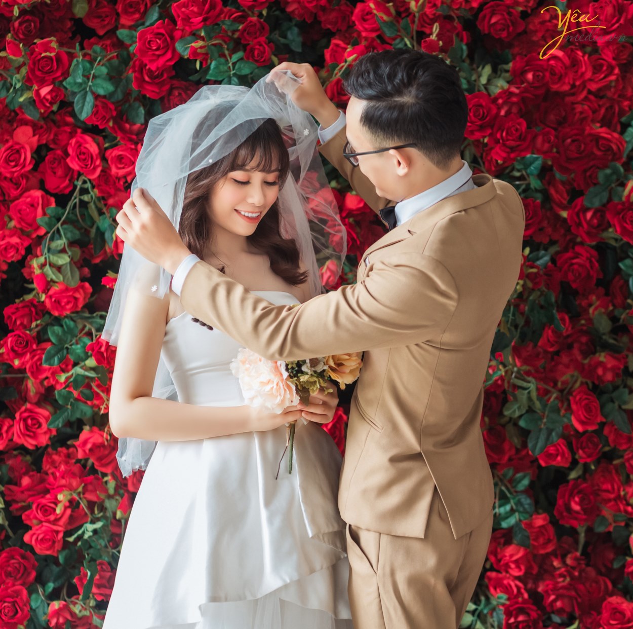 Mùa hè là thời gian nhiều đôi uyên ương chọn để chụp ảnh cưới. Trong thời tiết nắng gió, có thể thực hiện nhiều hoạt động ngoài trời, cô dâu chú rể sẽ có nhiều cách sáng tạo khi "pose" hình.