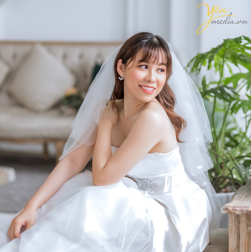 Mùa hè là thời gian nhiều đôi uyên ương chọn để chụp ảnh cưới. Trong thời tiết nắng gió, có thể thực hiện nhiều hoạt động ngoài trời, cô dâu chú rể sẽ có nhiều cách sáng tạo khi "pose" hình.