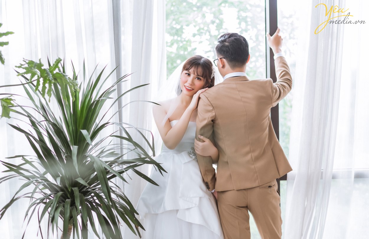 Mùa hè là thời gian nhiều đôi uyên ương chọn để chụp ảnh cưới. Trong thời tiết nắng gió, có thể thực hiện nhiều hoạt động ngoài trời, cô dâu chú rể sẽ có nhiều cách sáng tạo khi "pose" hình.