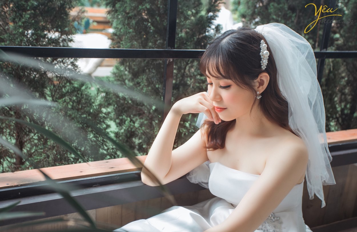 Mùa hè là thời gian nhiều đôi uyên ương chọn để chụp ảnh cưới. Trong thời tiết nắng gió, có thể thực hiện nhiều hoạt động ngoài trời, cô dâu chú rể sẽ có nhiều cách sáng tạo khi "pose" hình.