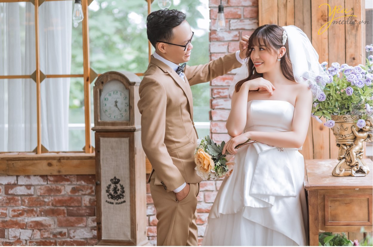 Mùa hè là thời gian nhiều đôi uyên ương chọn để chụp ảnh cưới. Trong thời tiết nắng gió, có thể thực hiện nhiều hoạt động ngoài trời, cô dâu chú rể sẽ có nhiều cách sáng tạo khi "pose" hình.