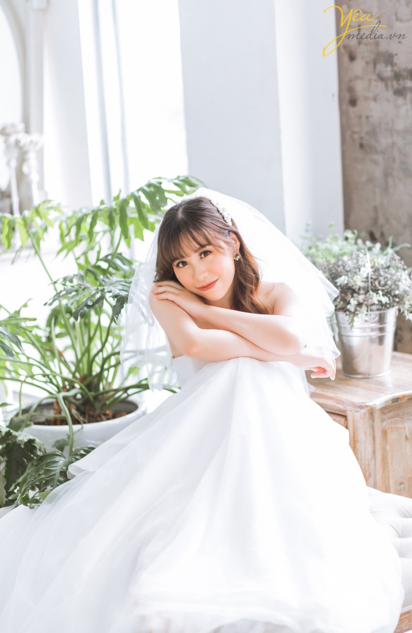 Mùa hè là thời gian nhiều đôi uyên ương chọn để chụp ảnh cưới. Trong thời tiết nắng gió, có thể thực hiện nhiều hoạt động ngoài trời, cô dâu chú rể sẽ có nhiều cách sáng tạo khi "pose" hình.
