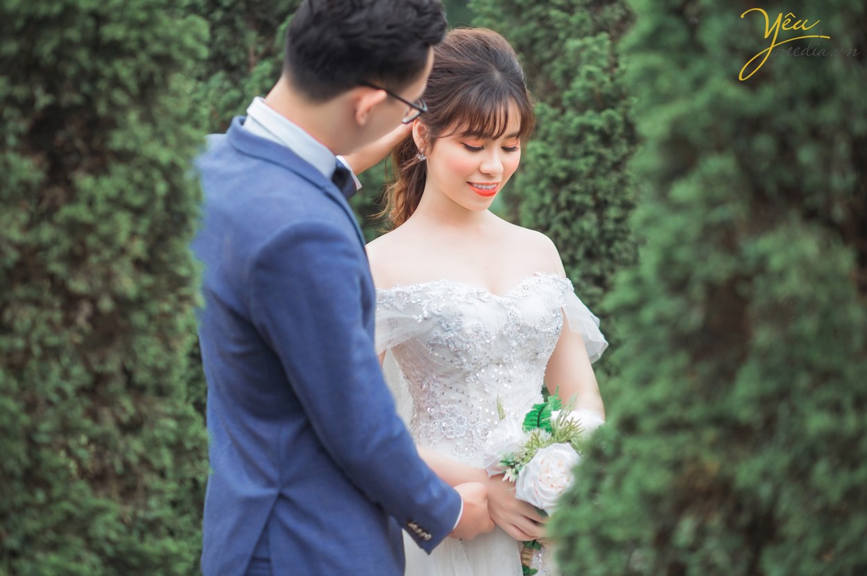 Mùa hè là thời gian nhiều đôi uyên ương chọn để chụp ảnh cưới. Trong thời tiết nắng gió, có thể thực hiện nhiều hoạt động ngoài trời, cô dâu chú rể sẽ có nhiều cách sáng tạo khi "pose" hình.