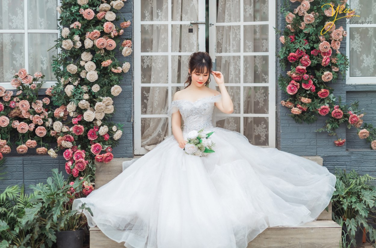 Mùa hè là thời gian nhiều đôi uyên ương chọn để chụp ảnh cưới. Trong thời tiết nắng gió, có thể thực hiện nhiều hoạt động ngoài trời, cô dâu chú rể sẽ có nhiều cách sáng tạo khi "pose" hình.