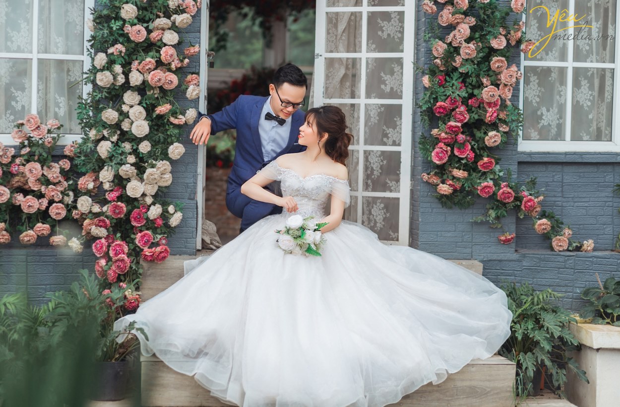 Mùa hè là thời gian nhiều đôi uyên ương chọn để chụp ảnh cưới. Trong thời tiết nắng gió, có thể thực hiện nhiều hoạt động ngoài trời, cô dâu chú rể sẽ có nhiều cách sáng tạo khi "pose" hình.