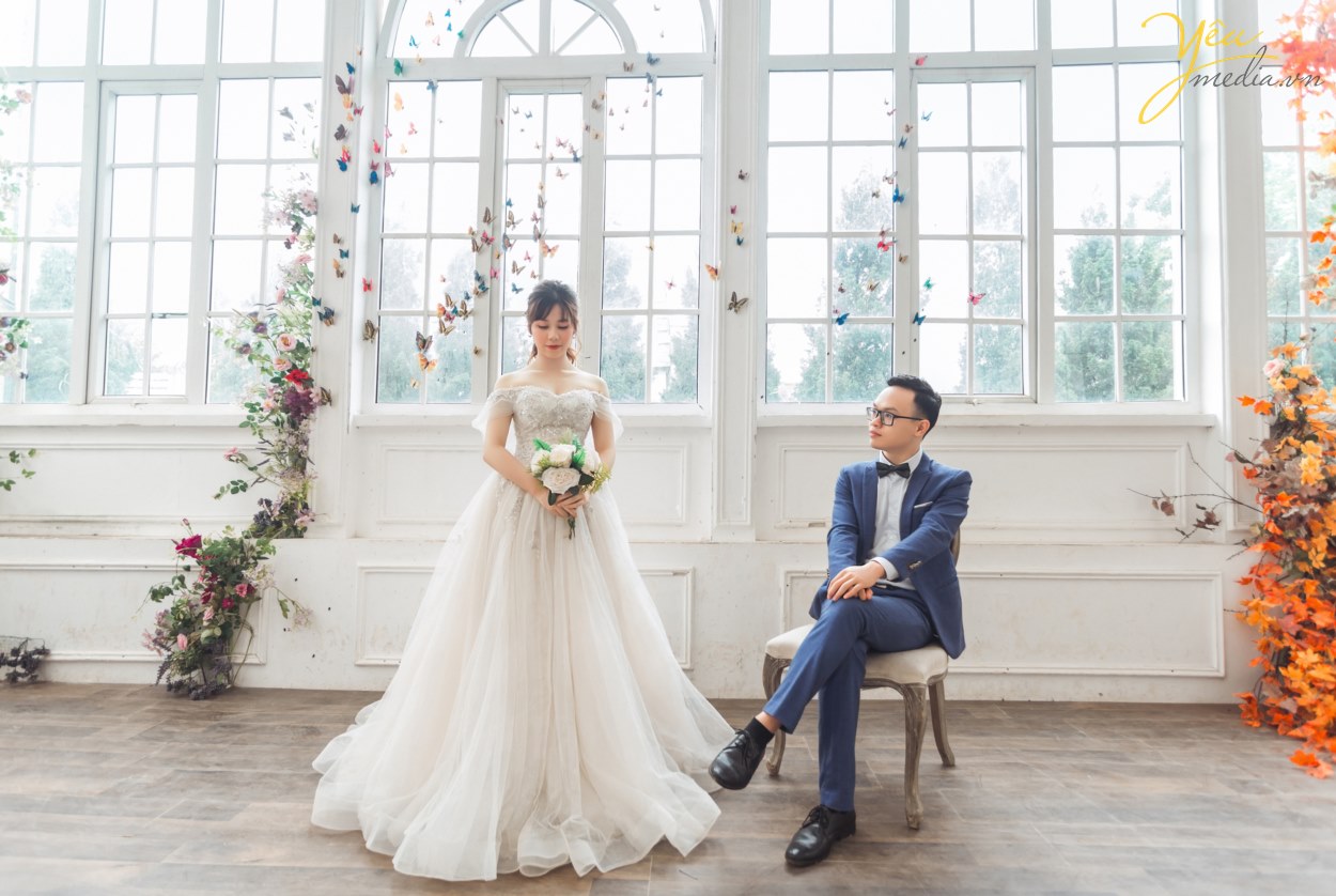 Mùa hè là thời gian nhiều đôi uyên ương chọn để chụp ảnh cưới. Trong thời tiết nắng gió, có thể thực hiện nhiều hoạt động ngoài trời, cô dâu chú rể sẽ có nhiều cách sáng tạo khi "pose" hình.