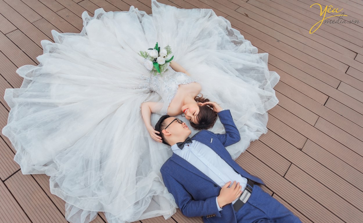 Mùa hè là thời gian nhiều đôi uyên ương chọn để chụp ảnh cưới. Trong thời tiết nắng gió, có thể thực hiện nhiều hoạt động ngoài trời, cô dâu chú rể sẽ có nhiều cách sáng tạo khi "pose" hình.